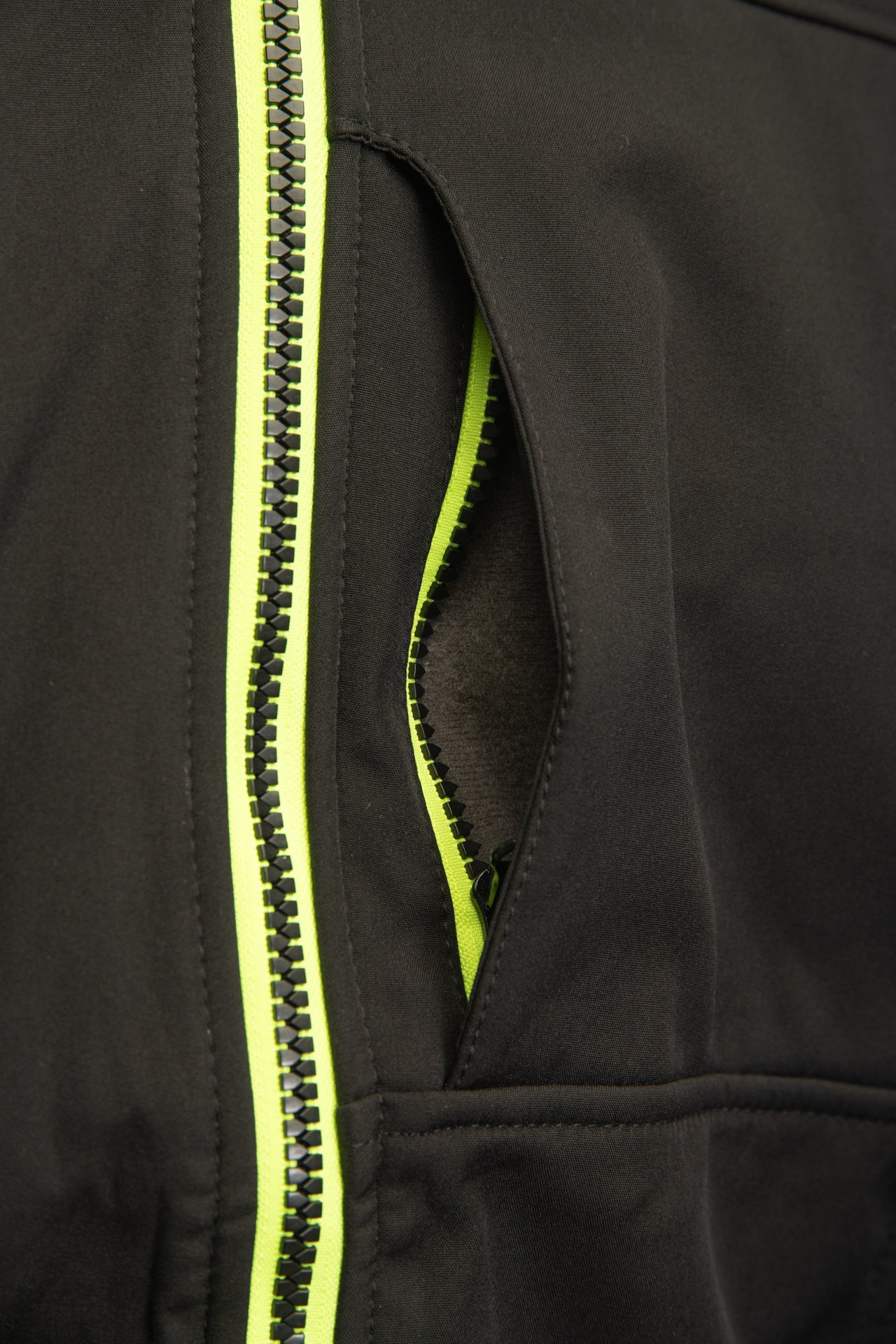 benefit_ocieplany_softshell_rival_(10).jpg