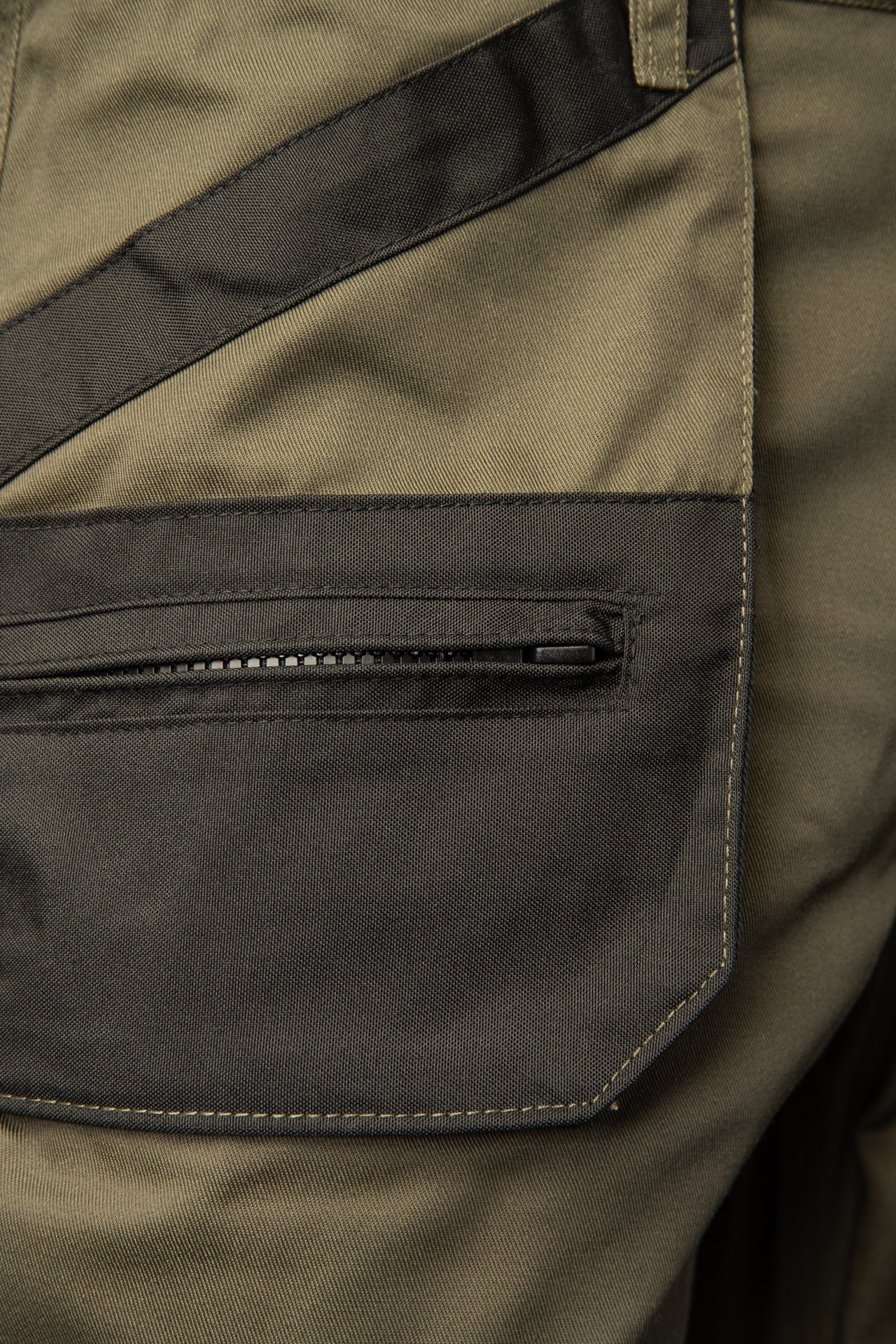 brixton_practical_spodnie_krotkie_khaki_apks_(8).jpg